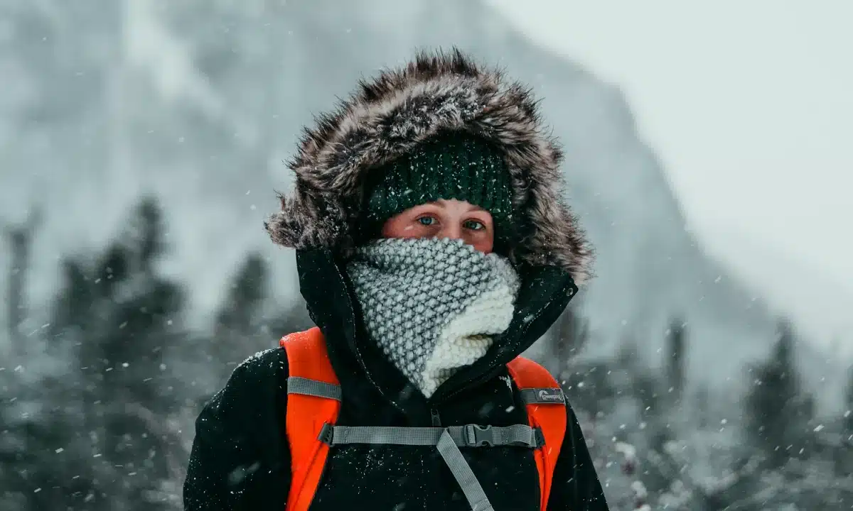 Тепло одягнена дівчина.