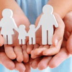 Паперова сім'я на долонях