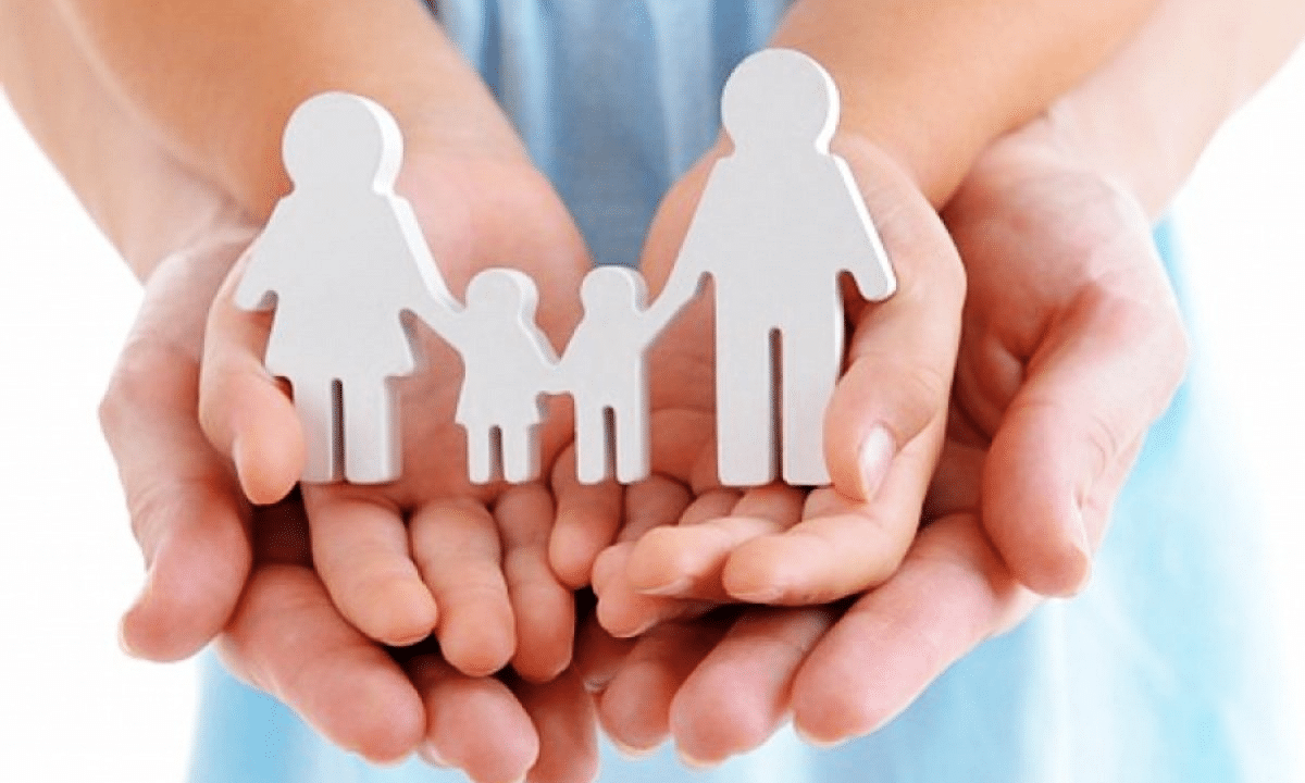 Паперова сім'я на долонях