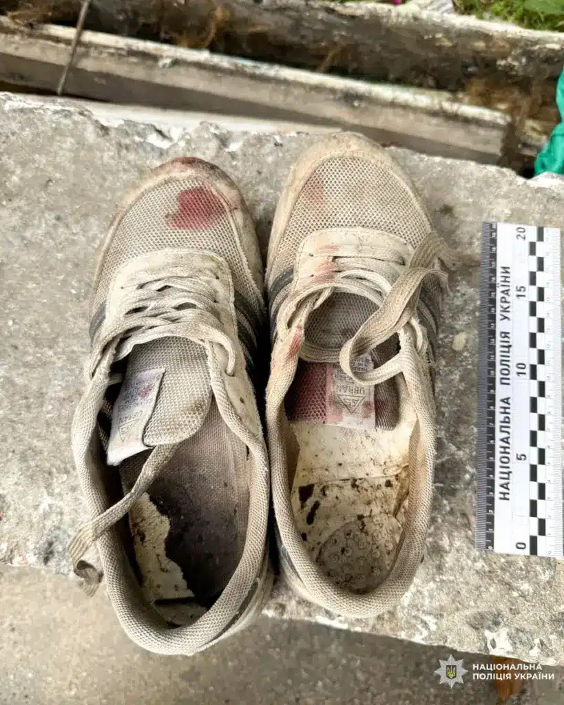 Взуття, якого позбувся зловмисник біля будинку.