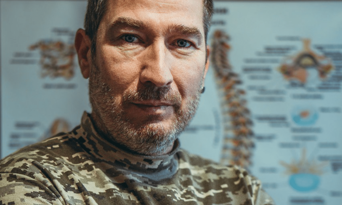 Історія Дока з Рівного — фахівця, який на фронті повертає бійцям рух, сили й віру. Його шлях від реабілітолога до опори для бригади.