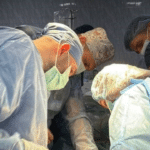 Хірургічна бригада проводить операцію з трансплантації органів