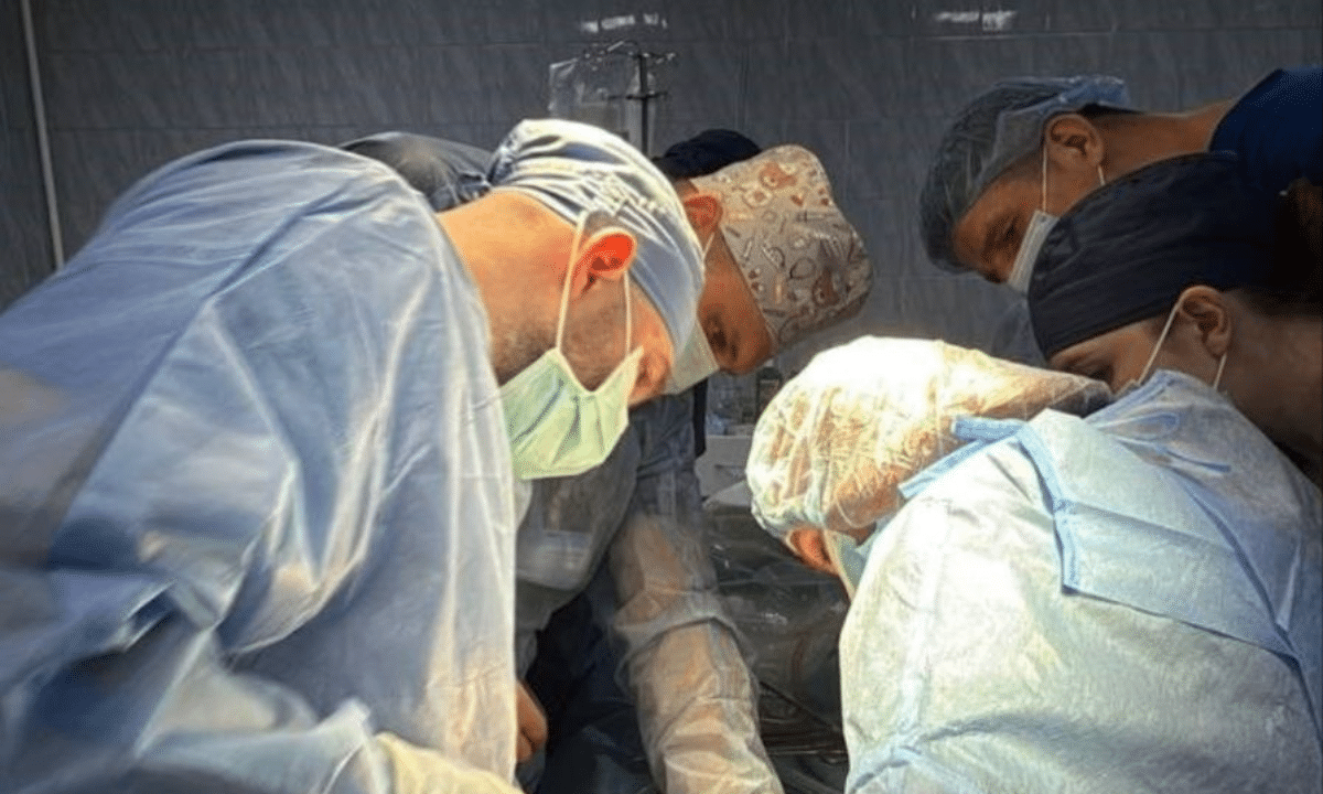 Хірургічна бригада проводить операцію з трансплантації органів