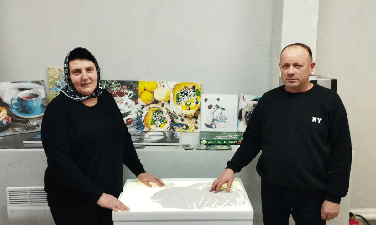 Батьки полеглого Захисника передають юнгіанську пісочницю для Центру ментального здоров’я