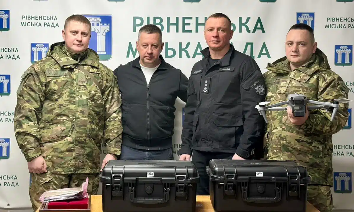 Передача дронів військовим.