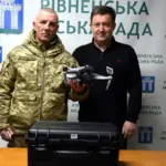 Дрони Autel Evo Max 4T передала Городоцька громада ЗСУ Сільський голова передає дрон військовому.