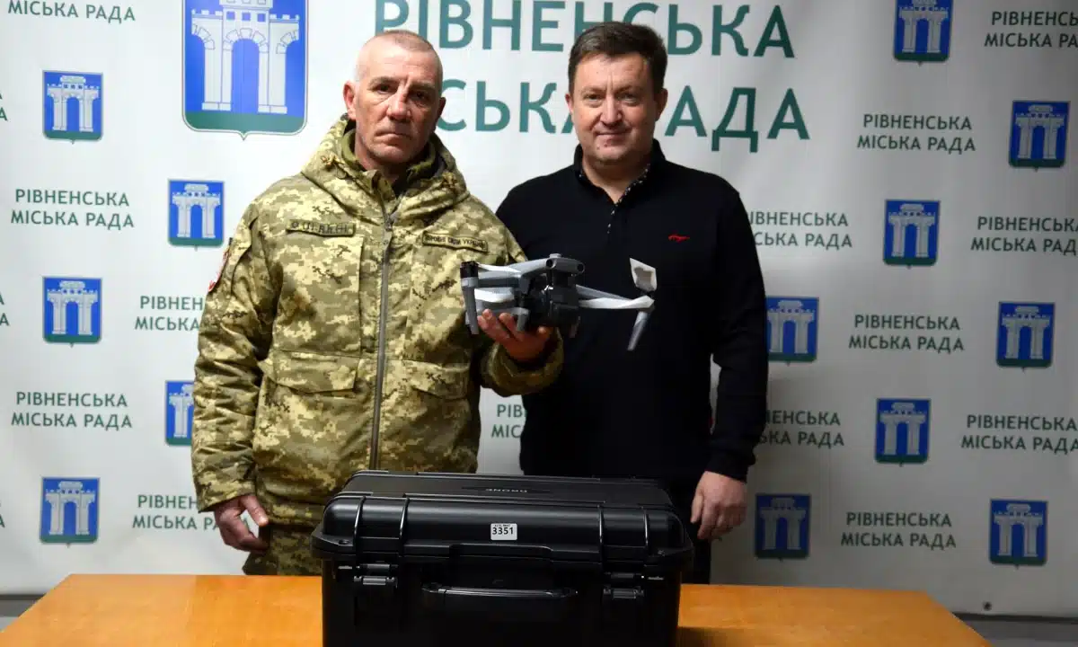 Дрони Autel Evo Max 4T передала Городоцька громада ЗСУ Сільський голова передає дрон військовому.