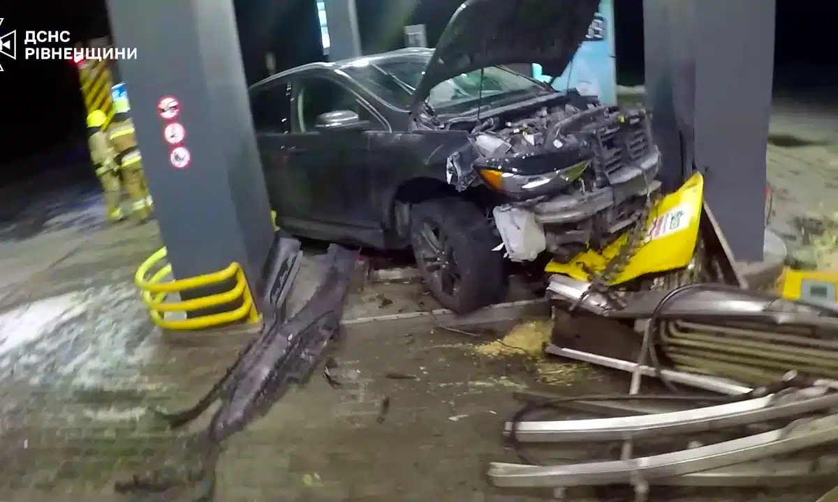 ДТП на АЗС поблизу Колоденки.