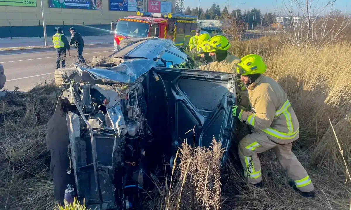 Перекинене авто на вулиці Бачинського у Рівному.