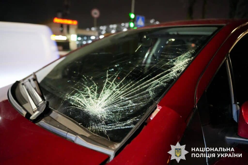 Розбите скло на авто.