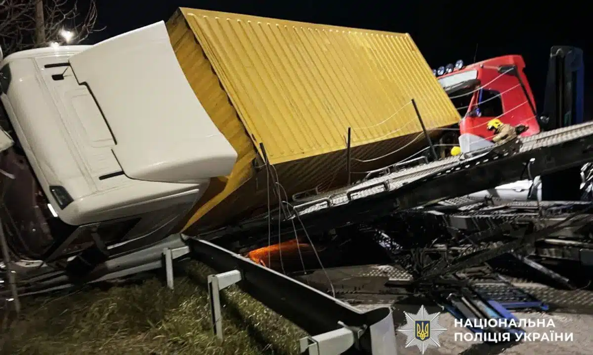 На трасі Київ-Чоп на Дубенщині сталася масштабна ДТП за участі чотирьох автомобілів ДТП на трасі Київ-Чоп біля Тараканова.