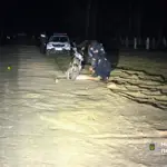 Місце ДТП. Слідчі оглядають місце випадку, на дорозі лежить загиблий.