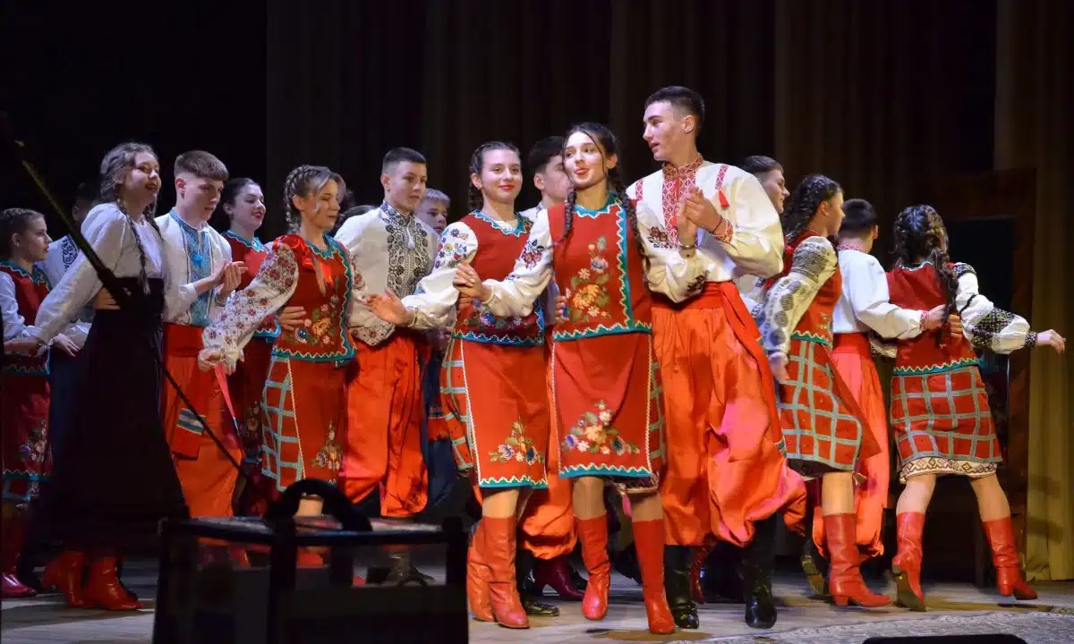 Виступає Радивилівський Народний аматорський театр.