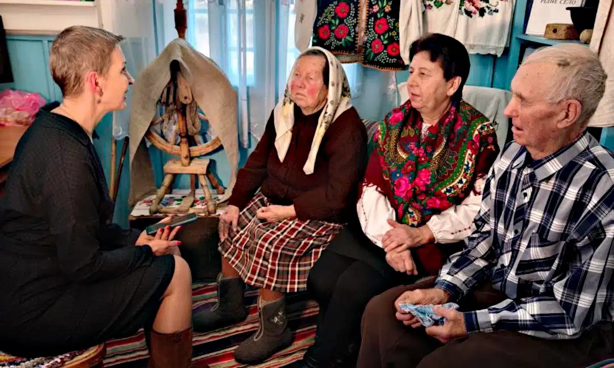 Зустріч із місцевими носіями традицій під час експедиції у Крупецьку громаду.