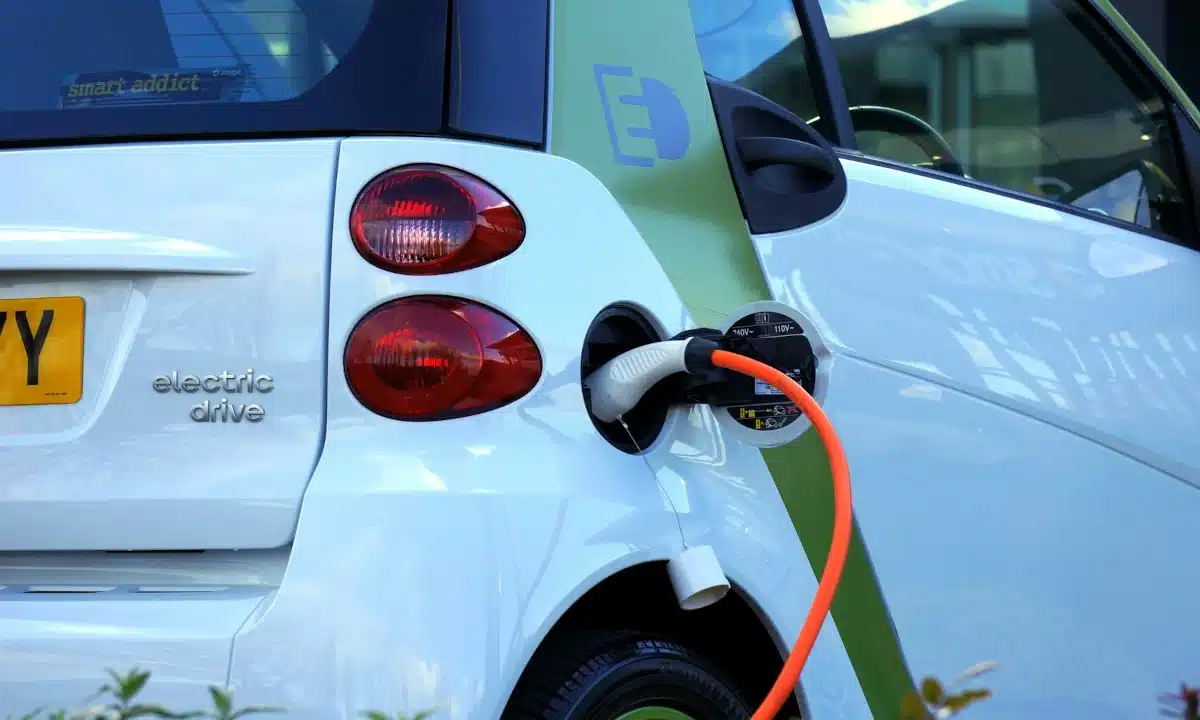 Електромобіль заряджається.