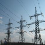 Чому світло вимикають довше: «Укренерго» пояснило ситуацію після атаки Лінії електропередач на тлі неба в Україні