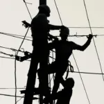 Ремонтники працюють на електроопорі.