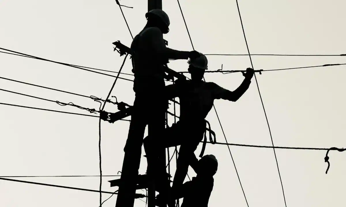 Ремонтники працюють на електроопорі.