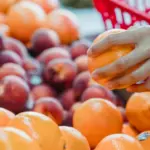 Які овочі та фрукти не варто купувати взимку: економимо гроші та отримуємо реальну користь Фрукти у супермаркеті.