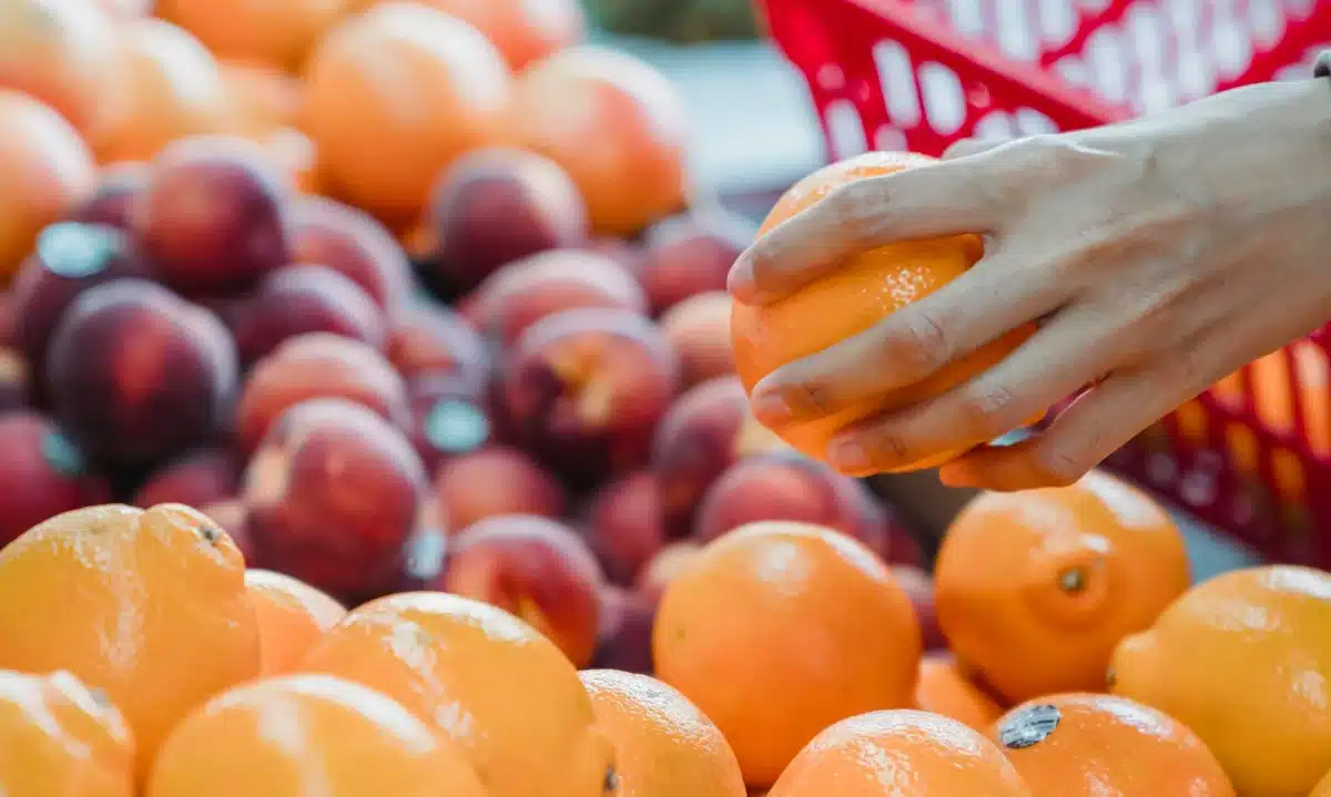 Які овочі та фрукти не варто купувати взимку: економимо гроші та отримуємо реальну користь Фрукти у супермаркеті.