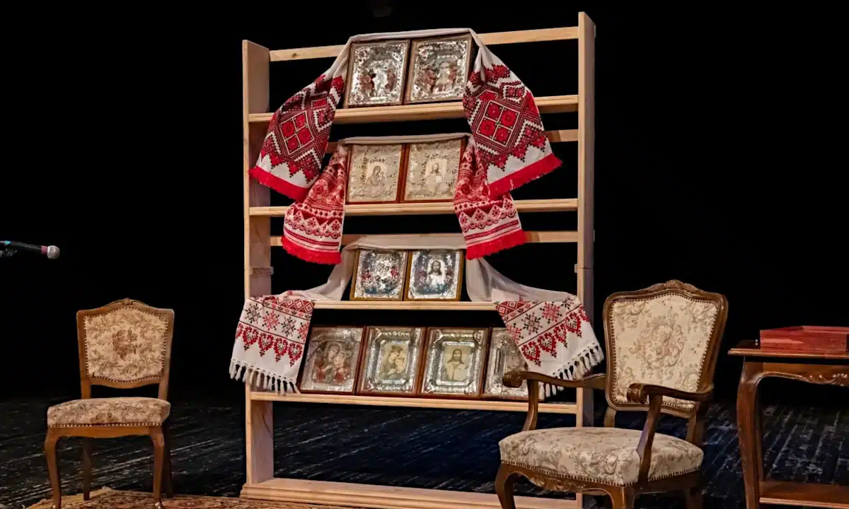 Фольгові ікони, виставлені на сцені під час презентації книжки.