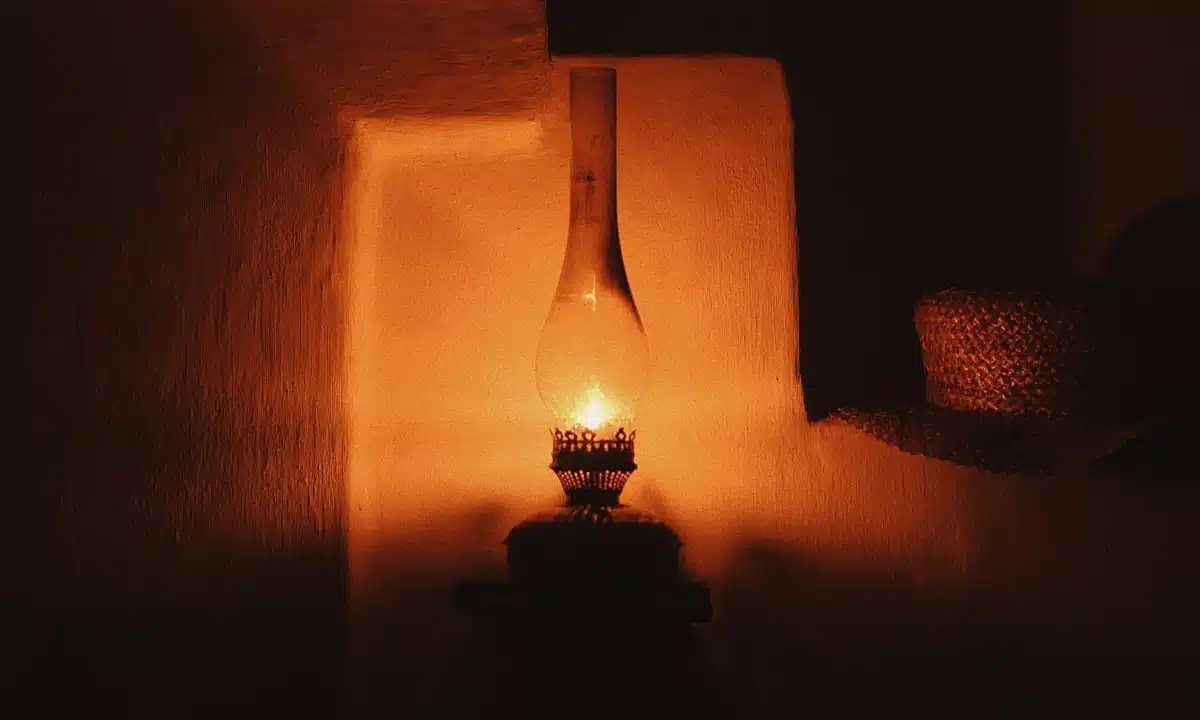 Графіки відключень електроенергії на Рівненщині у середу, 10 грудня Гасова лампа.