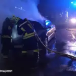 Рятувальники гасять загоряння в авто.