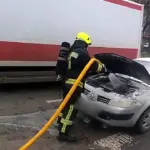 У Рівному посеред дня загорівся автомобіль Пожежник гасить авто.