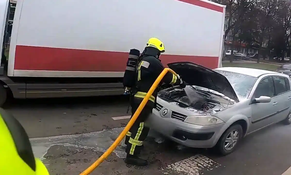 Пожежник гасить авто.