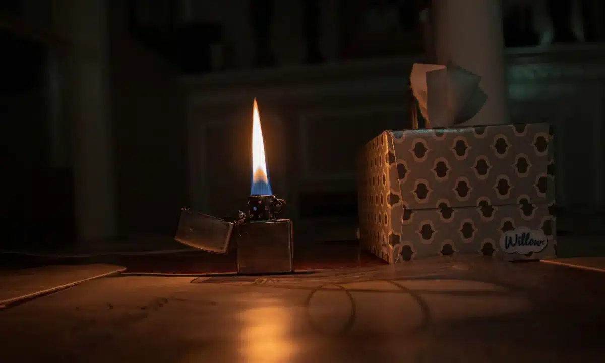 Графіки відключень електроенергії на Рівненщині у п’ятницю, 12 грудня На столі горить запальничка Zippo.