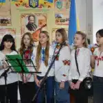 Ліцеїсти співають під час ярмарку.