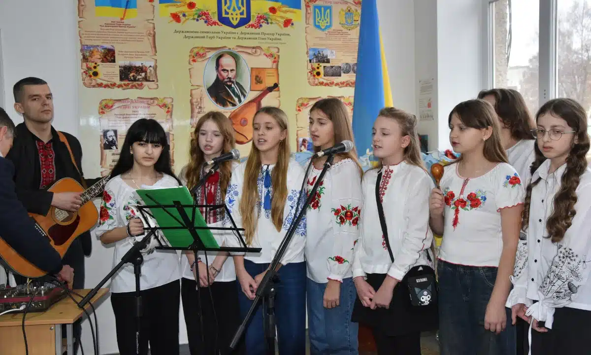 Ліцеїсти співають під час ярмарку.