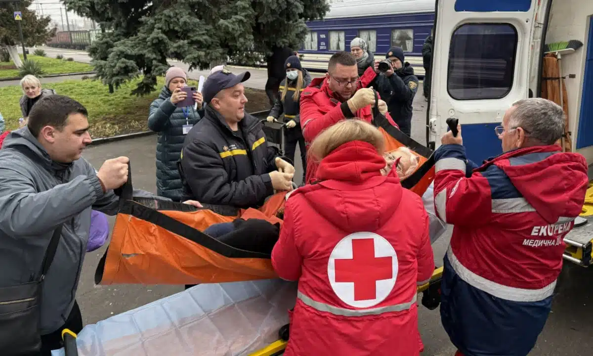 Медики виносять ноші з евакуаційного потяга.