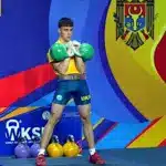 Гирьовик із Зарічненщини піднімає дві гирі.