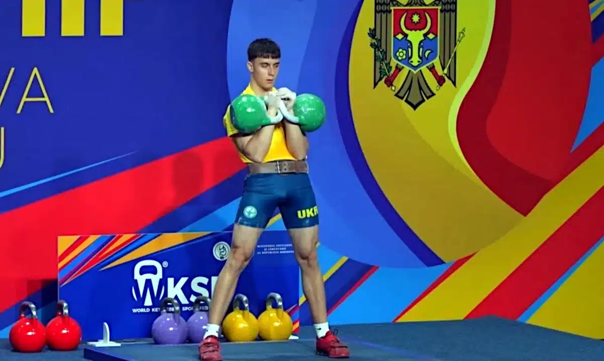 Гирьовик із Зарічненщини піднімає дві гирі.