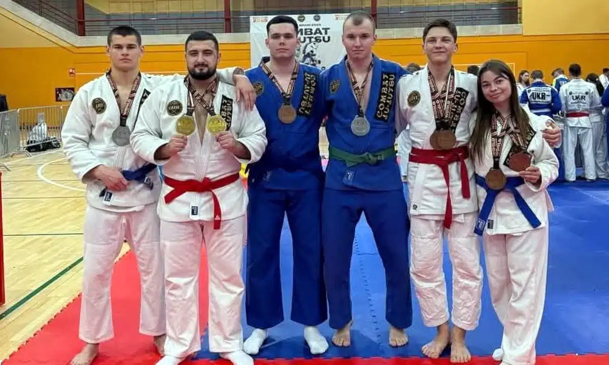 Срібло світового чемпіонату з бойового джіу-джитсу поїхало на Рівненщину Максим Ігнатюк - третій з права.