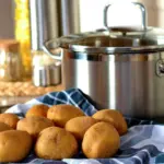 Чи шкідлива картопля для серця? Науковці розвінчали популярний міф! Зварена картопля на столі.