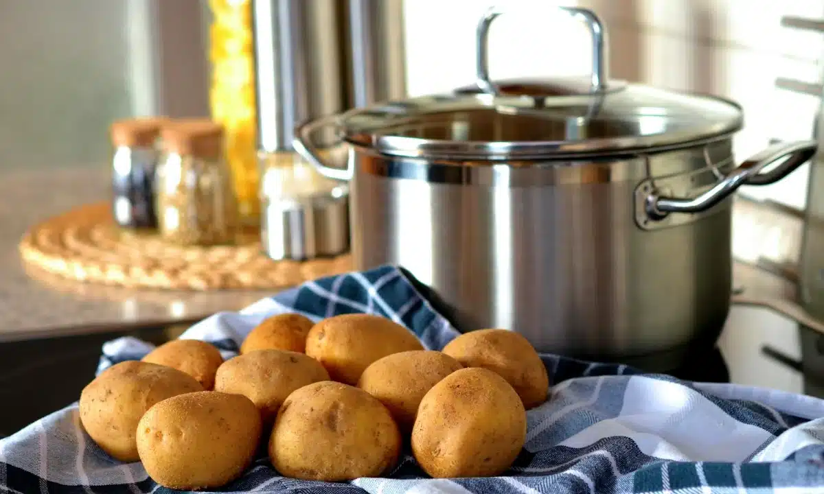 Зварена картопля на столі.