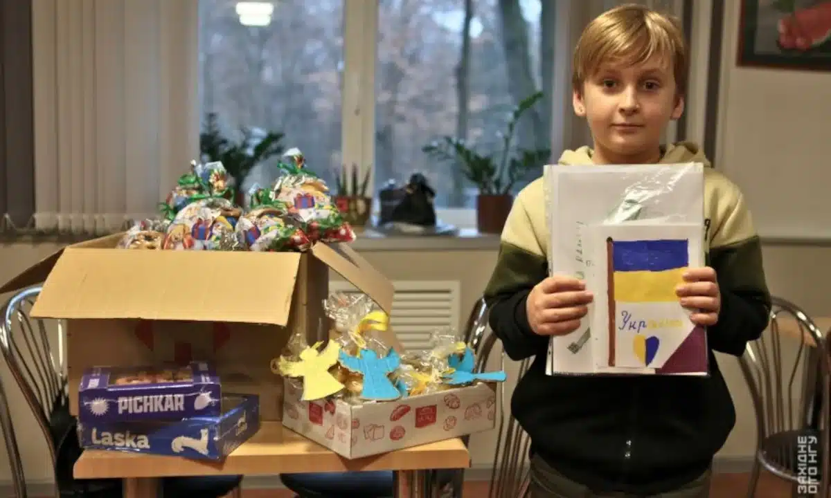 Гімназист із Ходосів вітає поранених нацгвардійців.