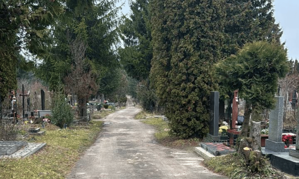На кладовище взимку – без поспіху й ризику: у Рівному дали поради для безпечного візиту На кладовище взимку – без поспіху й ризику: у Рівному дали поради для безпечного візиту