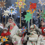 Колядки з’явилися задовго до Різдва — що ми насправді співаємо щозими Колядники у костюмах з зірками колядують