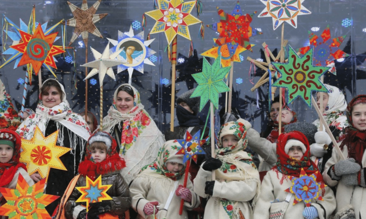 Колядники у костюмах з зірками колядують