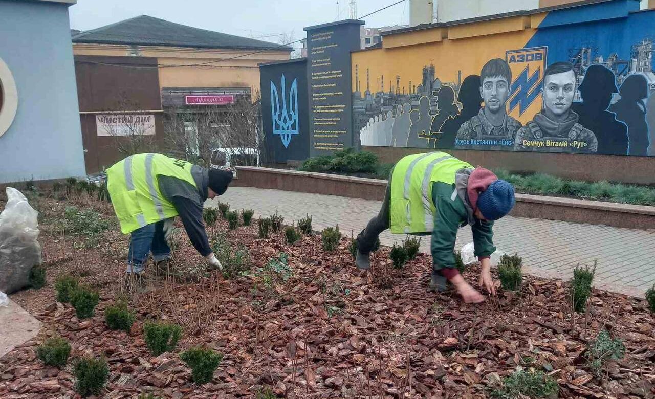 У Рівному продовжують прибирати вулиці та оновлювати клумби комунальники працюють