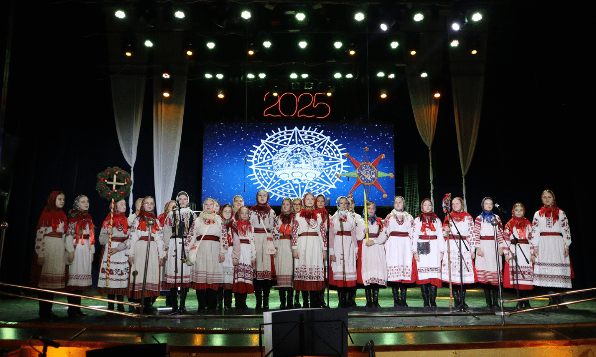 Концерт ПДМ:дитячий колектив у традиційних українських костюмах виступає на великій сцені.