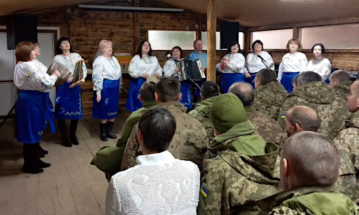 Аматори Козинської громади виступають перед військовими у межах програми «Нота підтримки».