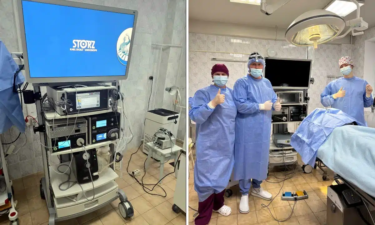 Хірурги дитячої лікарні працюють з лапароскопічною стійкою.