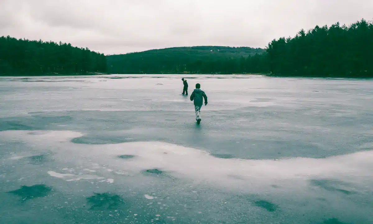Рятувальники Рівненщини попереджають: тонкий лід на водоймах – смертельна небезпека Два хлопці на льоду.