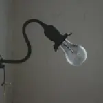 Ліхтар на стіні не світить.