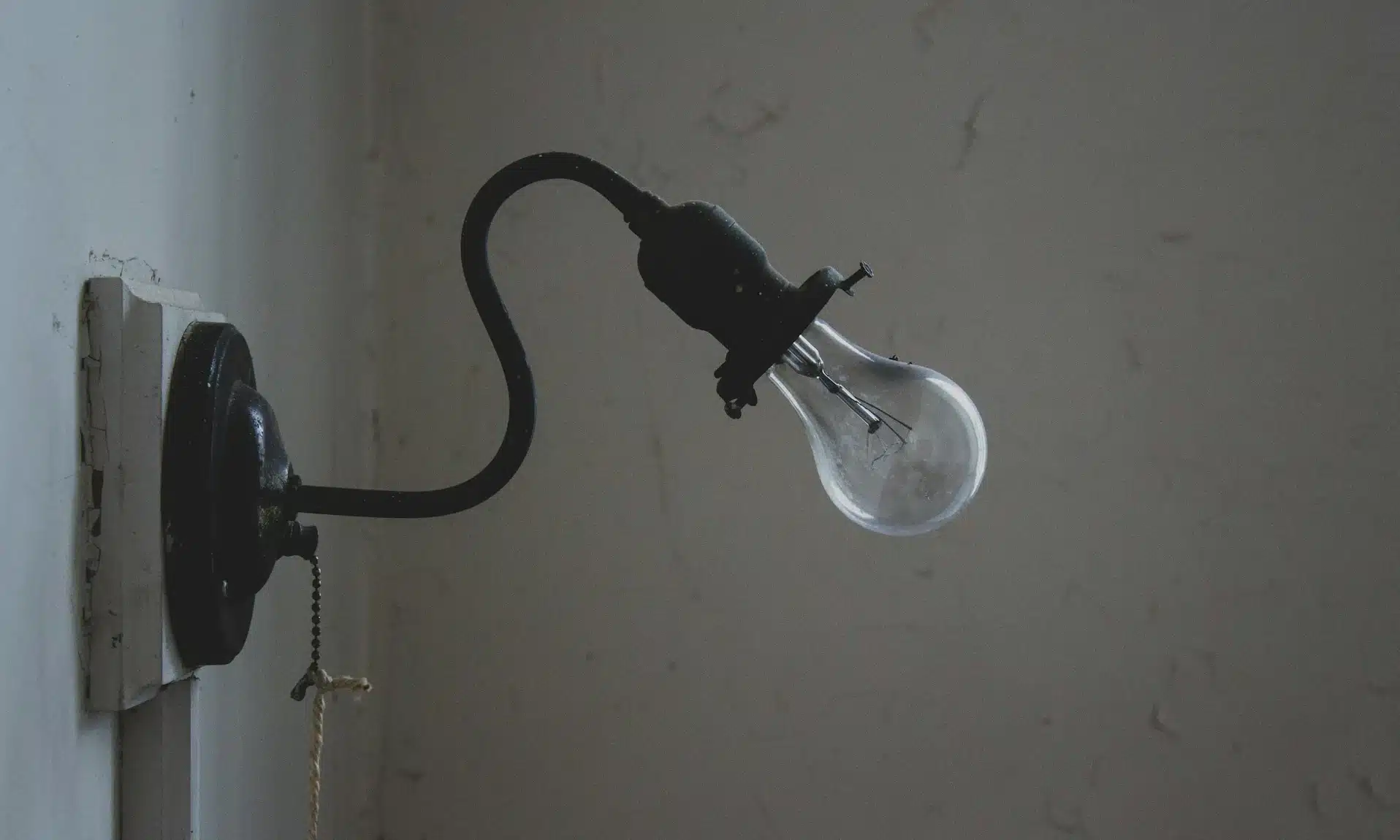 Графіки відключень електроенергії на Рівненщині у вівторок, 23 грудня Ліхтар на стіні не світить.