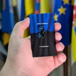 Символ «Між небом і землею».